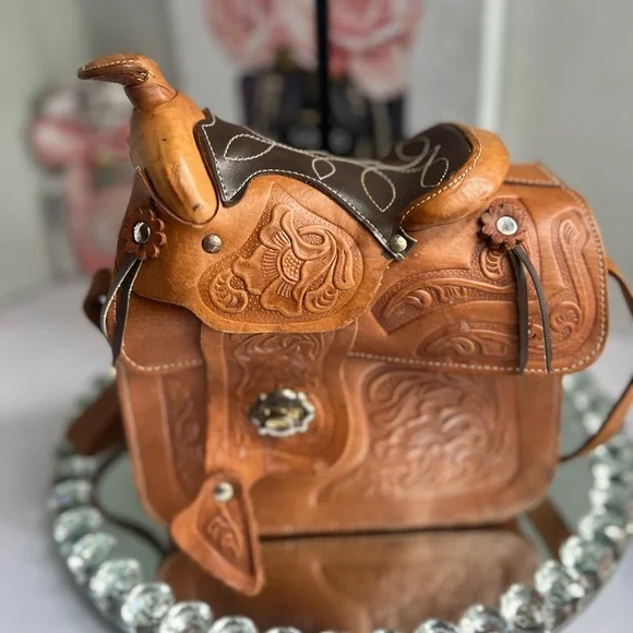 SADDLE vintage Handmade, Artisan Hand Tooled Mexican Leather Shoulder Bag - Picture 10 of 15